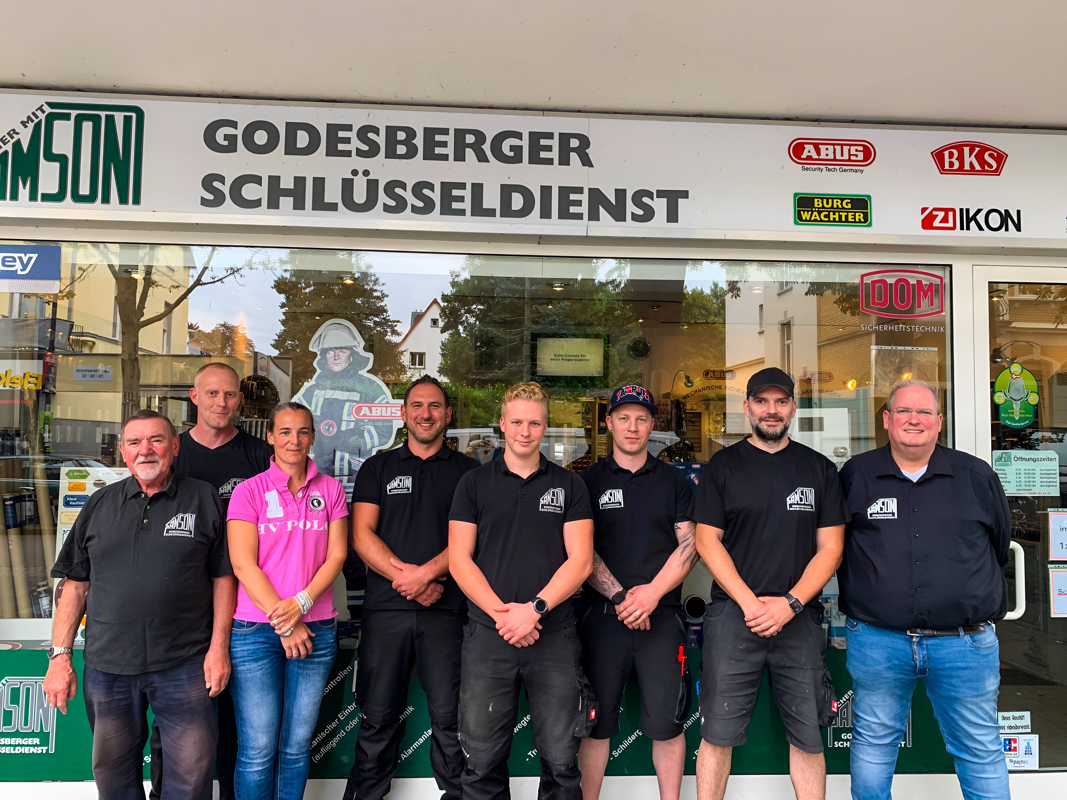 Das Team von Godesberger Schlüsseldienst Samson vor dem Geschäft in Bonn